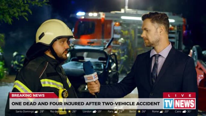男新闻记者在车祸现场采访一名男消防员