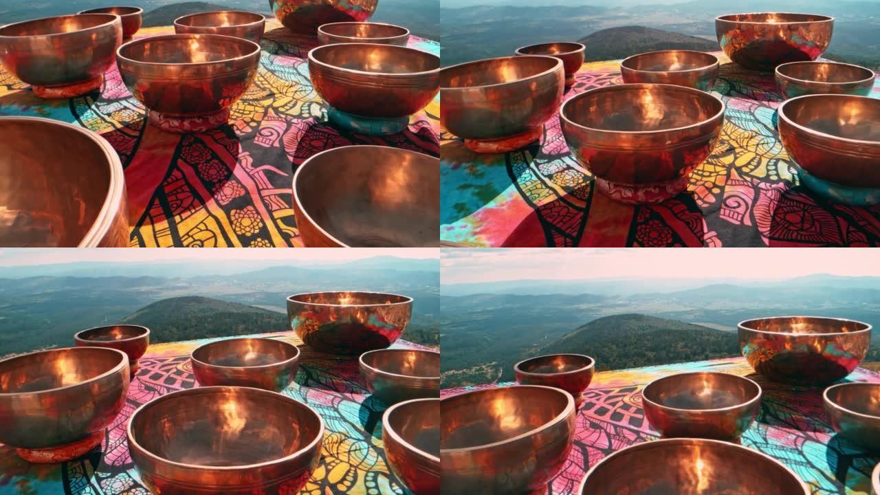 SLO MO DS青铜歌唱碗设置在阳光明媚的山顶