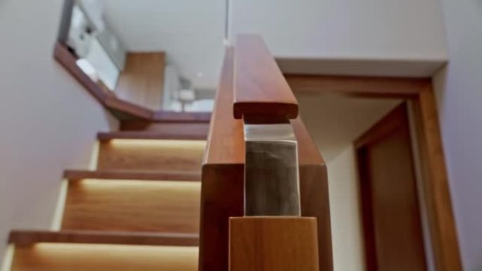 现代游艇上的DS木制楼梯