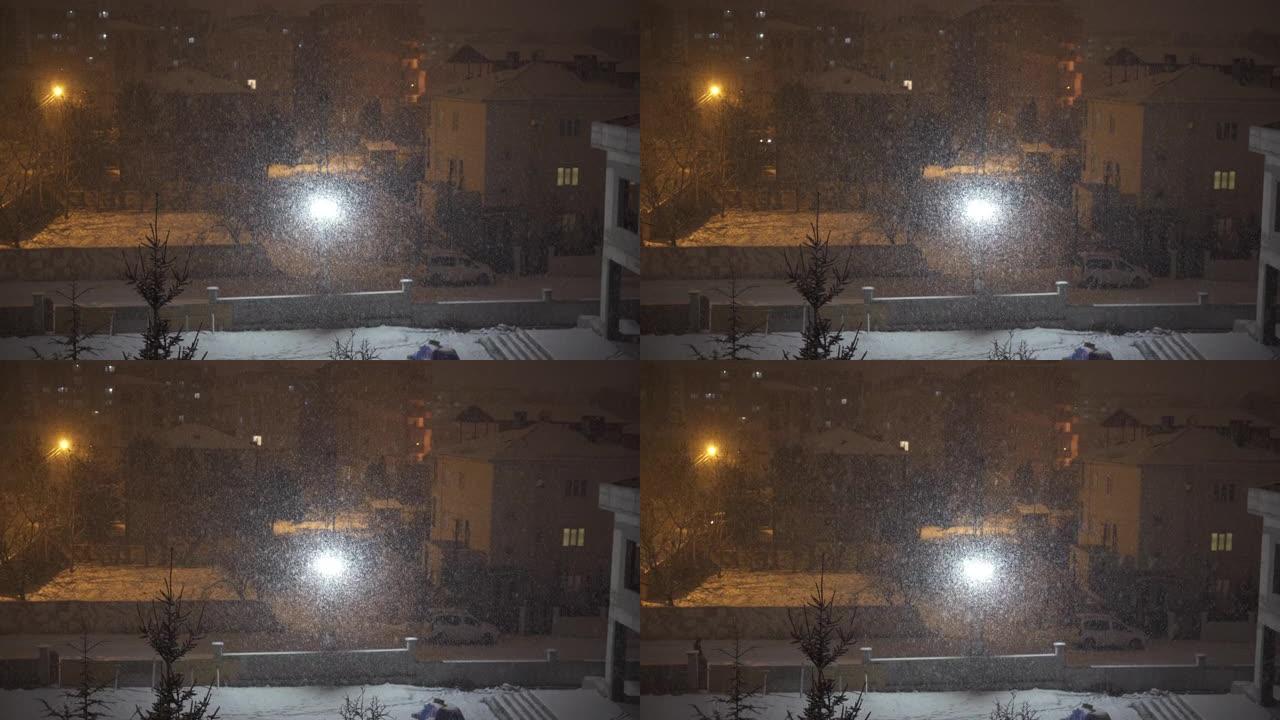 午夜时分，雪落在街上