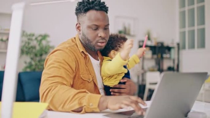 忙碌的年轻人在笔记本电脑上工作并照顾婴儿儿子，育儿假
