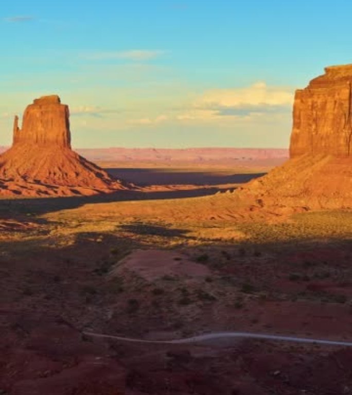 日落时的纪念碑谷。砂岩小山沙漠风景。垂直视频，延时