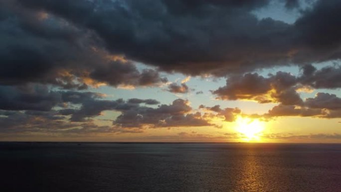 平静的海水泻湖上日出的鸟瞰图