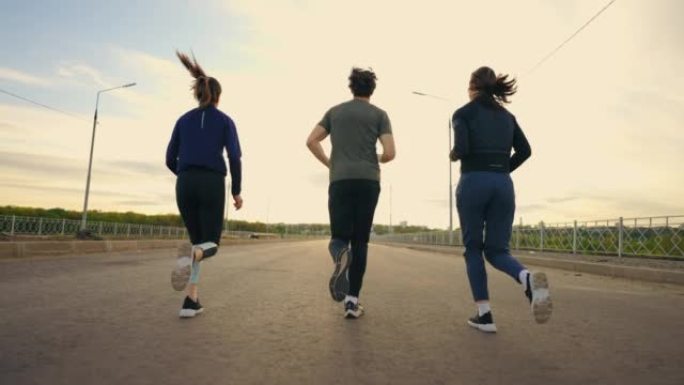 运动人士早上跑步，男性和女性人物的后视图，专业跑步者