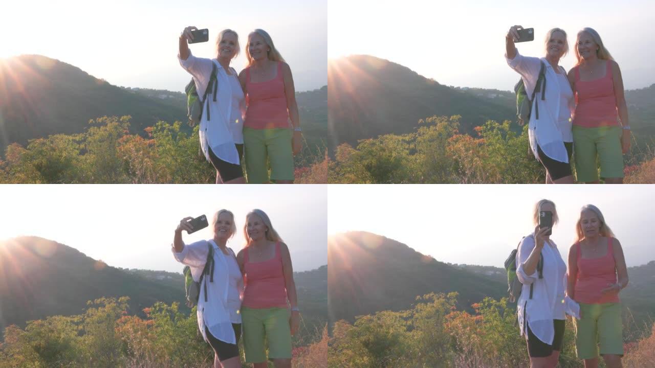 两名高级妇女在远足时自拍照