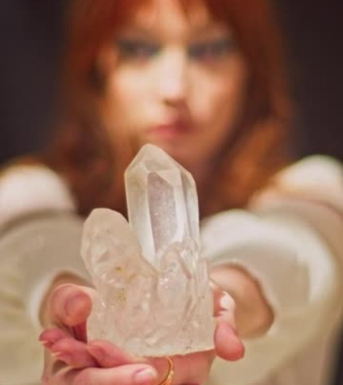 沙漠帐篷里的魔法仪式。女人的手有愈合的水晶。