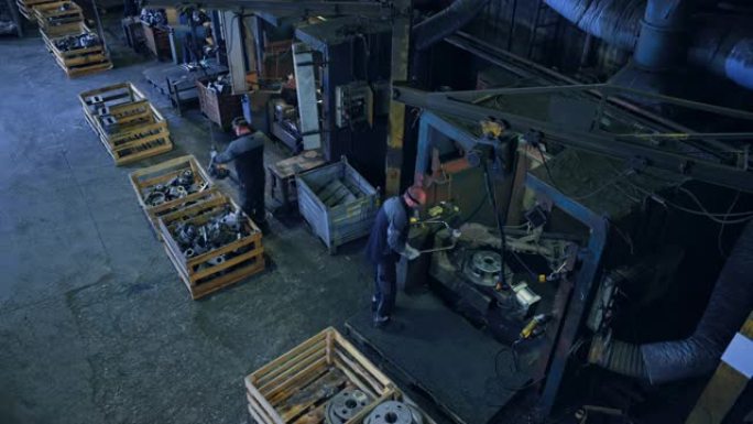 LD男工人在铸造厂打磨金属铸件