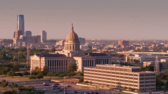 俄克拉何马州议会大厦和俄克拉何马州市中心的清晨景色