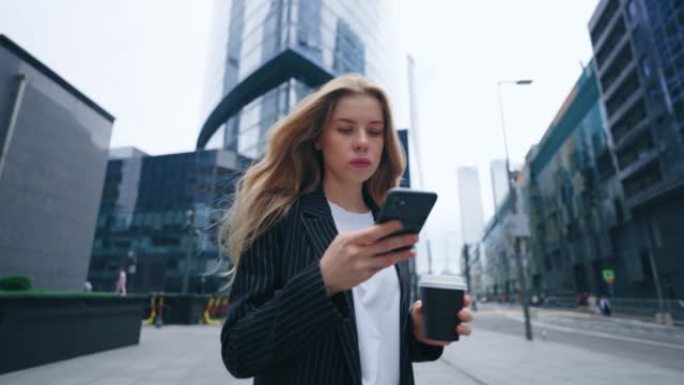 成功的年轻女子在白天走在现代化的城区，街头独立自信的淑女画像