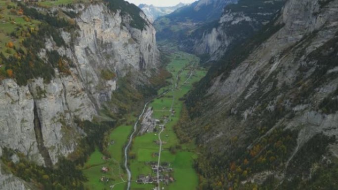 瑞士劳特布龙嫩山谷的空中前方
