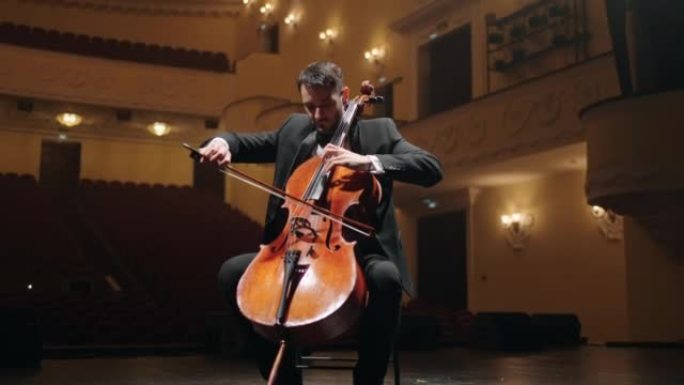 老歌剧院现场小提琴演奏家独奏，空荡荡的爱乐大厅大提琴演奏家肖像