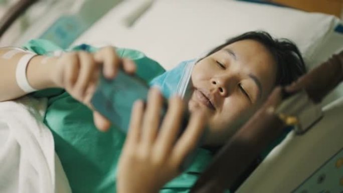 孕妇在等待分娩时与儿子进行视频通话。