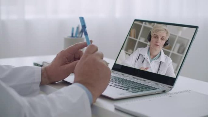 医学专家正在网上学习，听和观看经验丰富的医学教授讲座，女医生脸上的展示