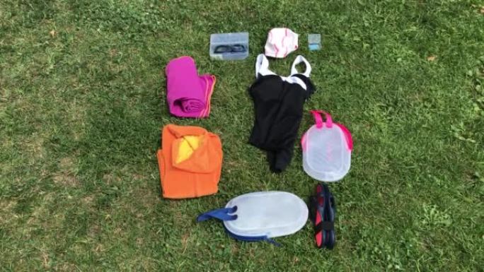 成熟女性游泳装备户外夏季草地背景
