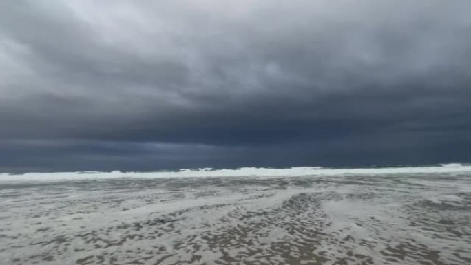 稳定地看到海滩上的风暴潮