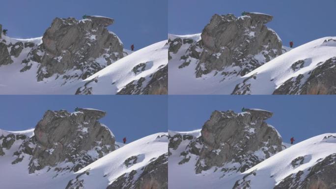 山顶上的三个滑雪者等待下山