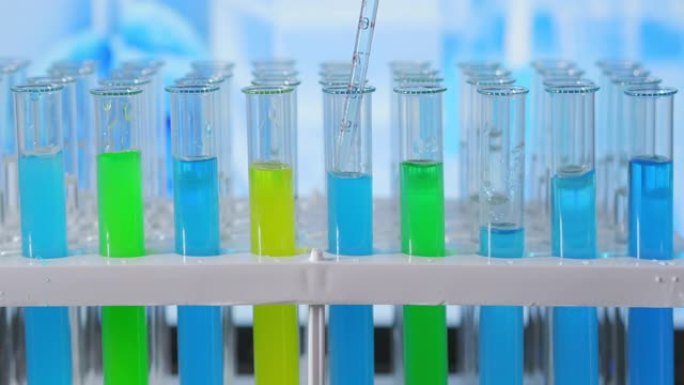 科学家用移液器分析液体，以提取实验室试管中的DNA和分子。概念: 研究、生物化学、制药