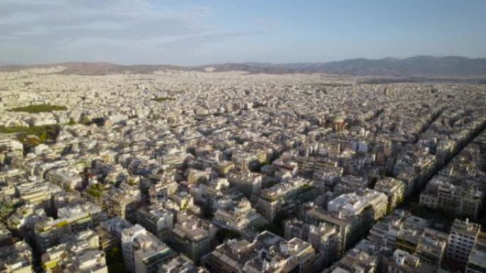 日落时分，无人机在雅典城市上空的鸟瞰图