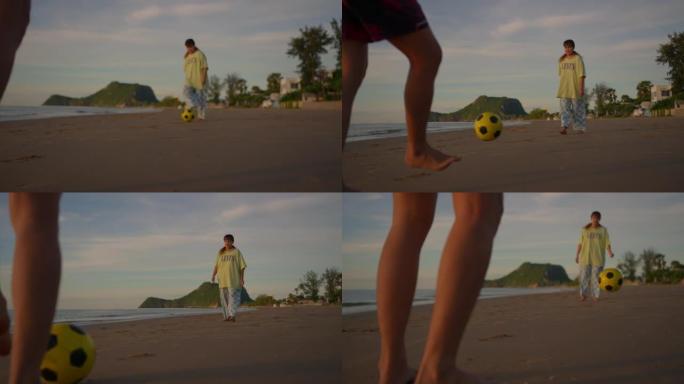 日落海滩上的情侣踢球
