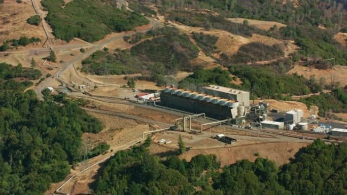 2021年左右，加利福尼亚州盖瑟维尔: 地热发电厂的鸟瞰图。用红色8K直升机拍摄的Cineflex。