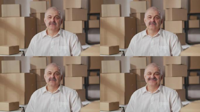 小企业主肖像的成熟男人的胡子看起来和微笑
