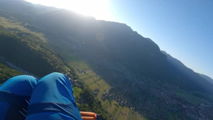 日落滑翔伞时的山脉鸟瞰图