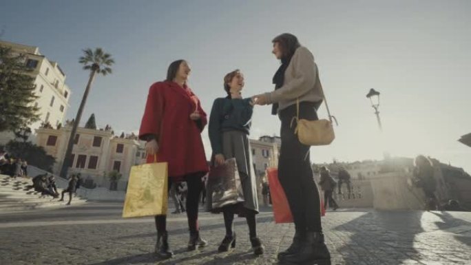 妇女在圣诞节期间购物: 在罗马的西班牙台阶上