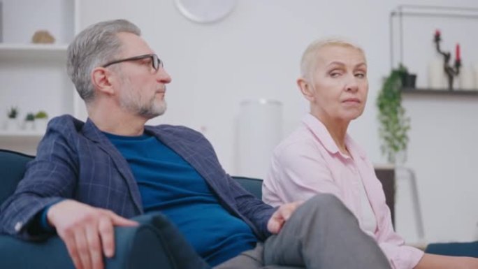 50多岁的得罪夫妇坐在心理学家会议上，冲突