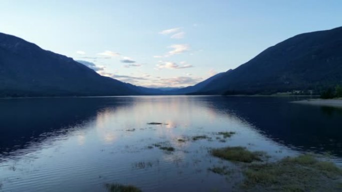 山湖宁静时刻的空中风景