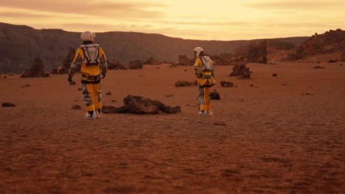 火星上的两名宇航员。研究外来生态系统