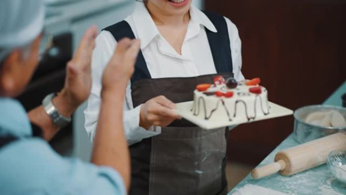 快乐的女人玩烘焙蛋糕课。