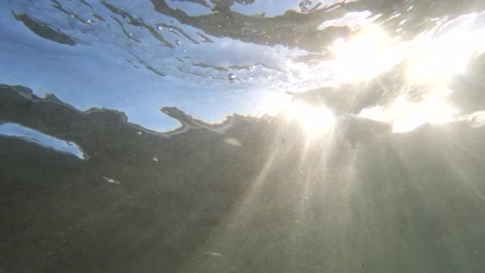 从上方流出的阳光的水下视图