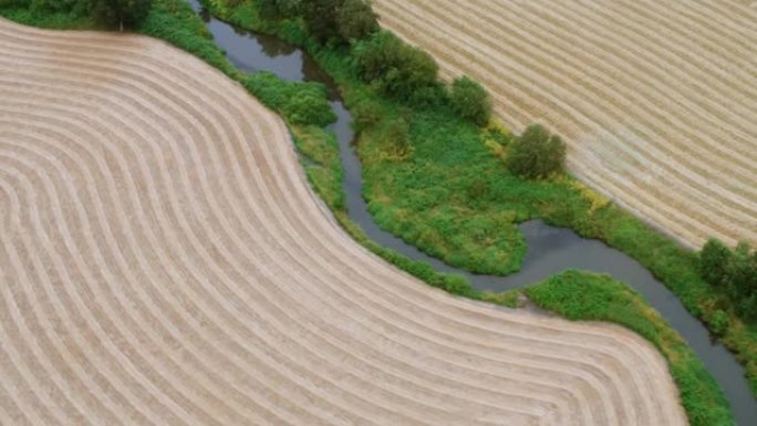 空中河流蜿蜒在美国俄勒冈州的农田