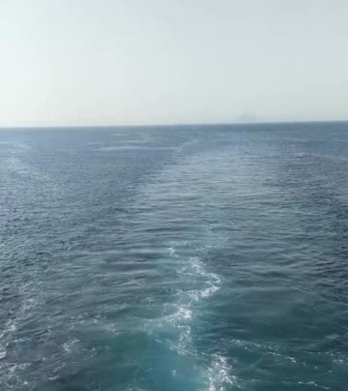 在直布罗陀海峡休达 (Ceuta) 和阿尔赫西拉斯 (Algeciras) 之间的过境点，在船后醒来