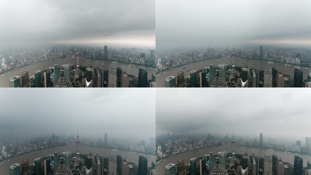 下雨天的上海，从上海环球金融中心100楼高视角，4k延时镜头，乌云密布，整个城市。