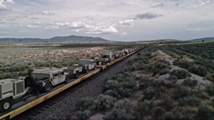 沿着火车运送军车穿越沙漠