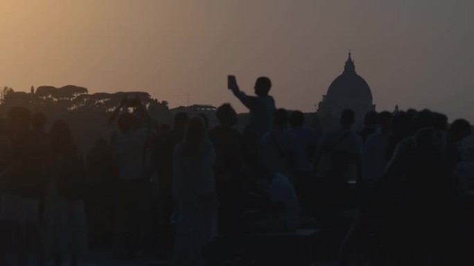 罗马的伟大之美: 人们在日落时拥有圆顶和天际线的剪影