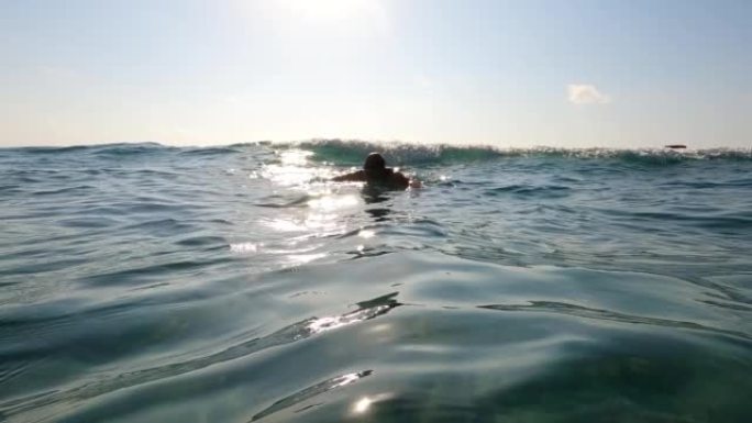 夏天在海里浮潜。男子游泳和跳入水中。戴游泳眼镜