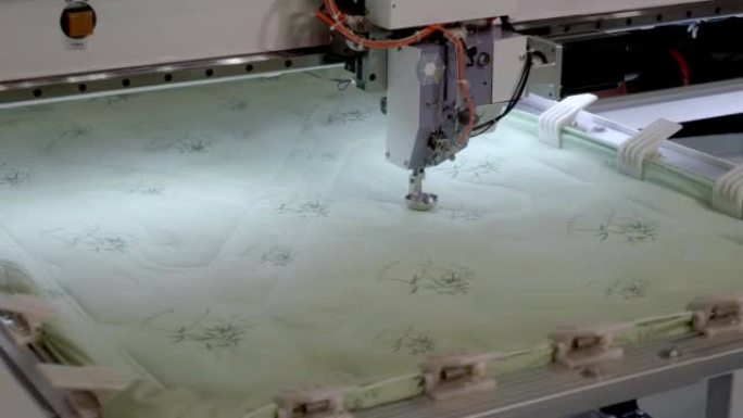 工厂织布机，用于缝制床单，窗帘和其他