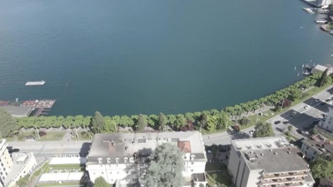 晴天在湖边的一个城镇的空中无人机拍摄