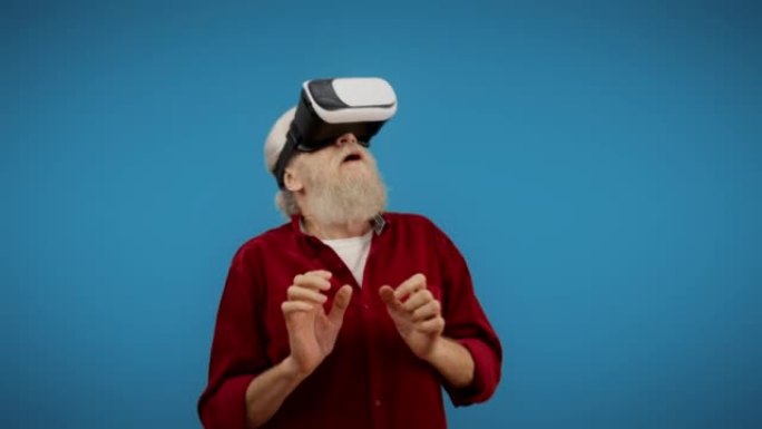 资深男子戴蓝底VR眼镜，享受未来派科技