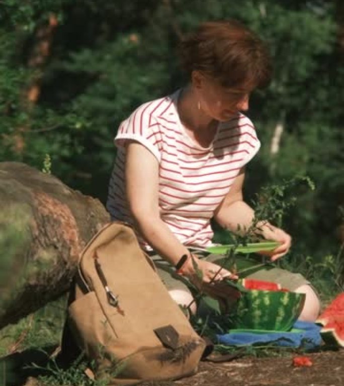 女人在自然公园吃西瓜
