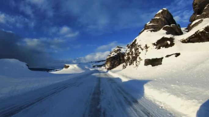 挪威北部峡湾在雪地里行驶的POV汽车