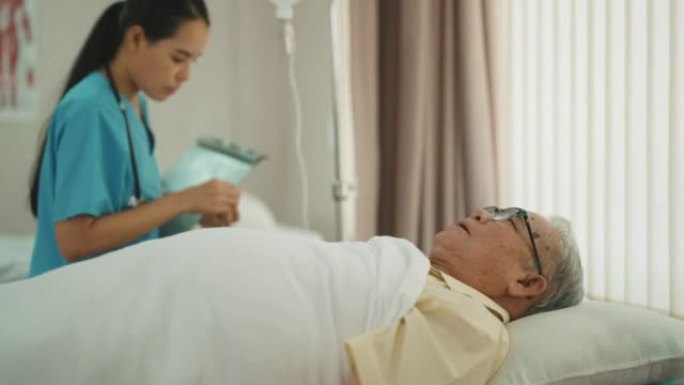 护士躺在病床上照顾高级病人。