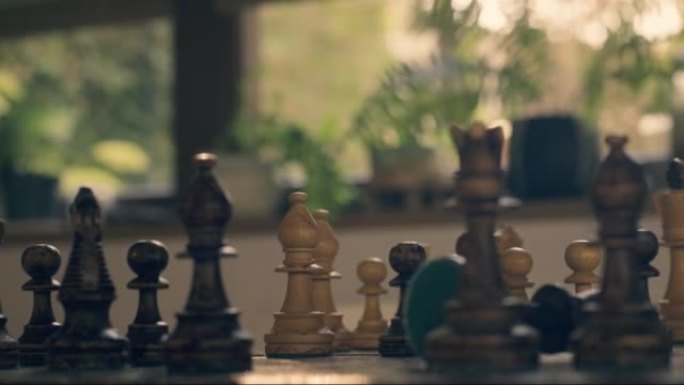 在国际象棋比赛中采取行动。斗技战战略战术。击倒敌人国王