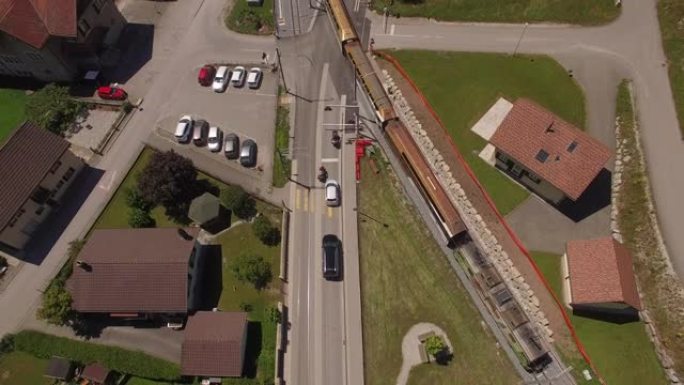 空中无人机拍摄了一个山区小镇的火车站