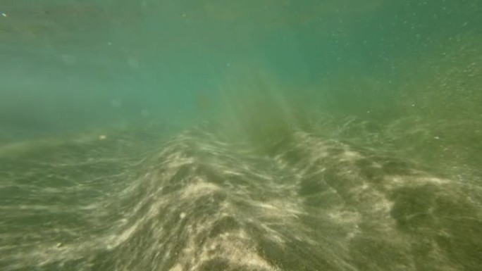 海浪在沙滩上撞击。水下拍摄。夏威夷的太平洋热带温暖水域。