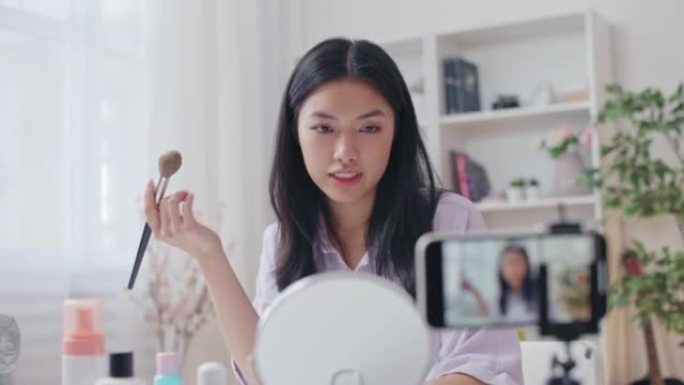 女性美容师录制有关化妆品趋势和使用方法的视频