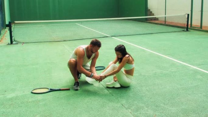 女子与男友网球比赛后受伤。走路有点帮助
