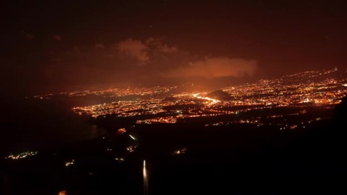 带照明城镇的海岸线鸟瞰图，夜景。时间流逝